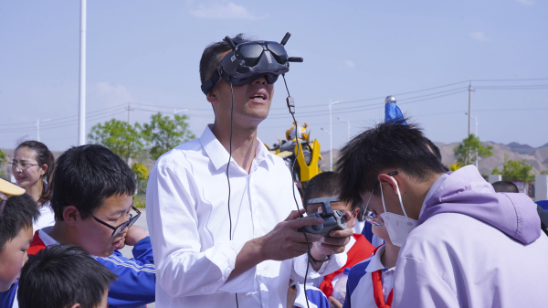 无人机进校园，开启学生们的科技探索之旅 兰州新华科技进校园