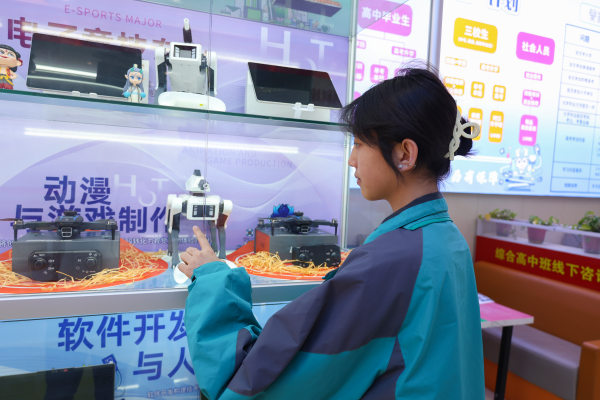 16 歲少女的破繭之路:從初三壓力到互聯(lián)網(wǎng) + 形象設計的追夢之旅