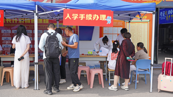 兰州新华互联网学校新生开学报到日