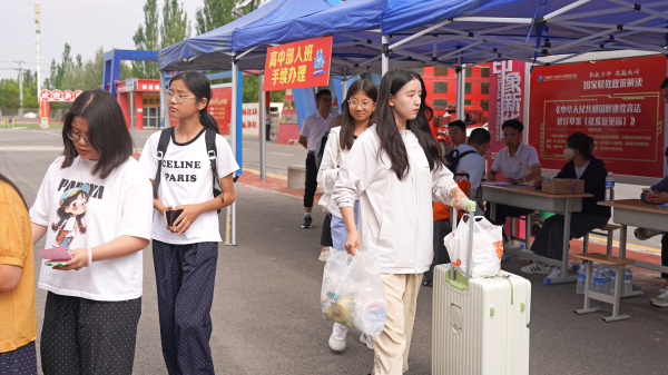兰州新华互联网学校新生开学报到日