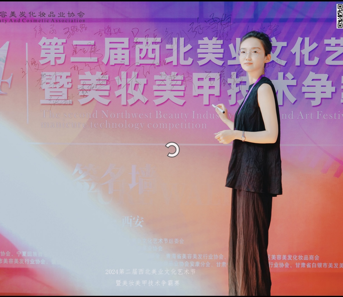 聚焦课堂 | 看兰州新华互联网+形象设计学子如何玩转“轻泰妆容+极简发型”