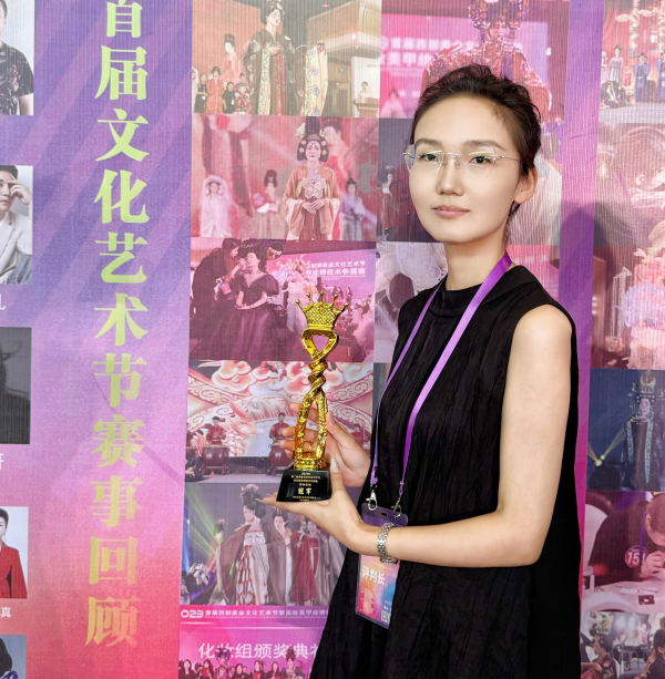 聚焦课堂 | 看兰州新华互联网+形象设计学子如何玩转“轻泰妆容+极简发型”