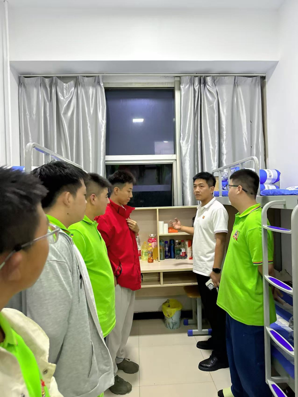 筑牢安全防线，传递校园温情——兰州新华宿舍安全卫生大检查