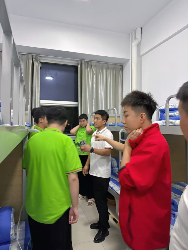 筑牢安全防线，传递校园温情——兰州新华宿舍安全卫生大检查
