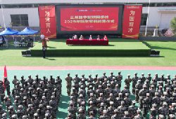 我校2025级学生军训闭营仪式圆满举行